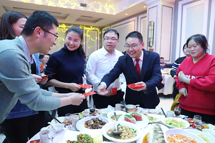 董事长为集团家人们一一送达新春祝福并发放红包