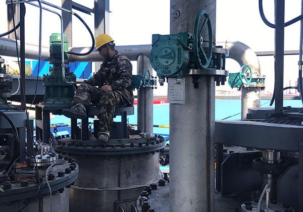 宁夏三效蒸发器处理饲料废水项目工作人员工作实景 宁夏三效蒸发器处理饲料废水项目工作人员工作实景