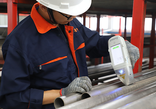 康景辉车间质检员检查原材料质量 康景辉车间质检员检查原材料质量